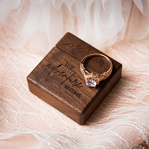 MUUJEE The Adventure Begins Тънка Кутия за Годежни Пръстени - Дървена Кутия за пръстени с Гравирани за Сватбената церемония, Кутия за