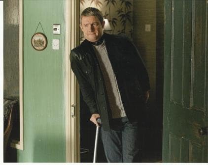 Шерлок Мартин Фрийман в ролята на д-р Джон Уотсън отблизо с Бастун 8 х 10 Снимка