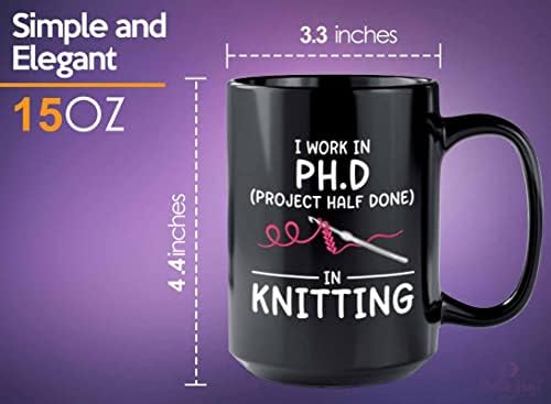 Кафеена чаша Flairy Land Knitter 15 грама, Черна - Аз работя в Ph.D. - Подаръци за Плетачи за жени, Вязаная Прежди, Подаръци за Плетачи